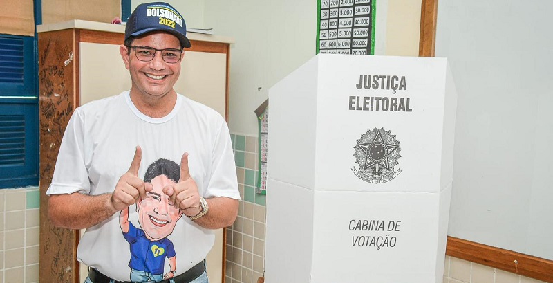 Gladson vota em Cruzeiro do Sul acompanhado da mãe Linda e do filho Guilherme