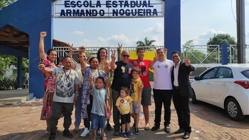 Nilson Euclides vota no Colégio Armando Nogueira acompanhado da esposa, filhos e da vice
