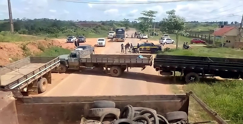 Caminhoneiros bolsonaristas interditam mais uma rodovia federal do Acre na tarde desta segunda-feira