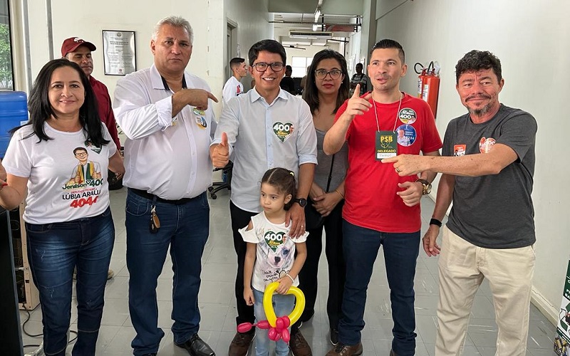 Acompanhado dos filhos e da esposa, Jenilson Leite vota em Rio Branco