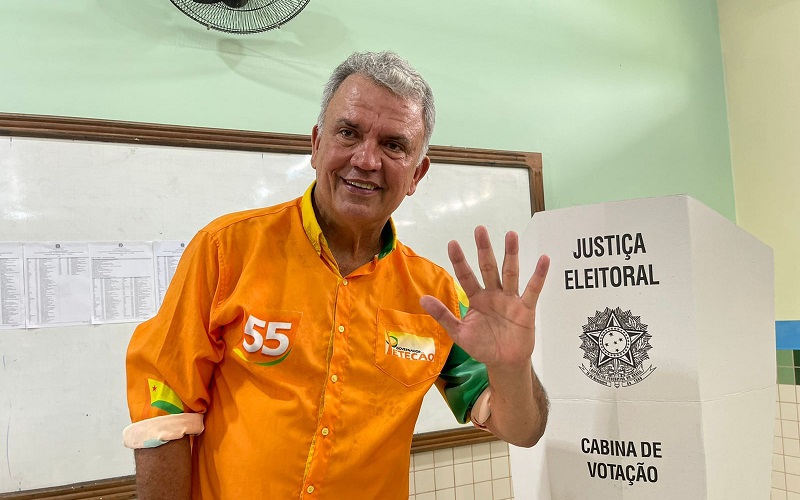Acompanhado de Bocalom e Vanda Milani, Petecão vota no Segundo Distrito de Rio Branco