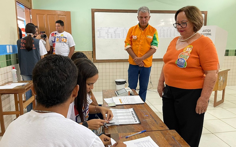 Acompanhada de Petecão, Vanda Milani vota na manhã deste domingo