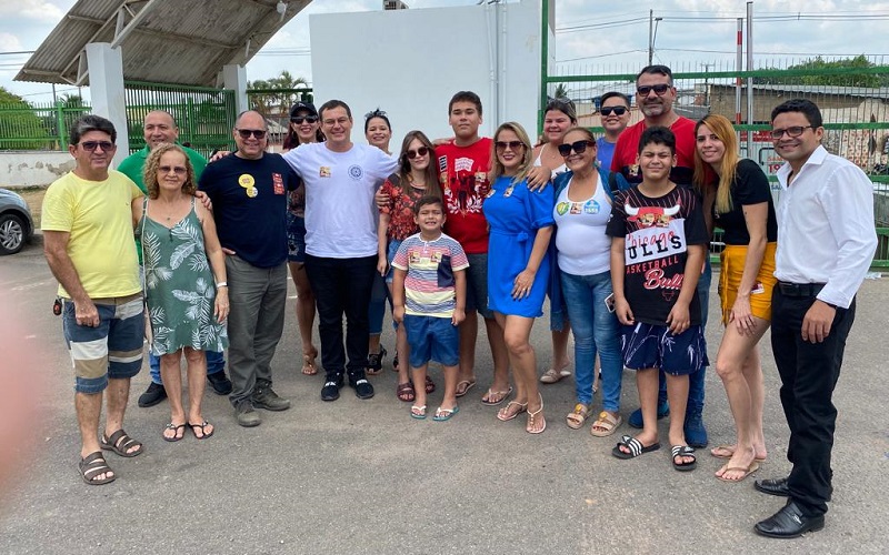 Sanderson Moura vota no Ifac do Xavier Maia acompanhado de amigos e familiares
