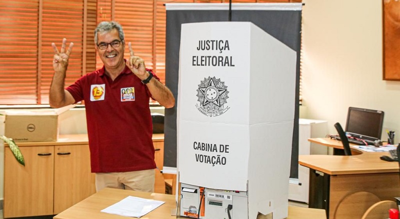 Jorge Viana vota na Assembleia Legislativa acompanhado de seu vice Marcus Alexandre