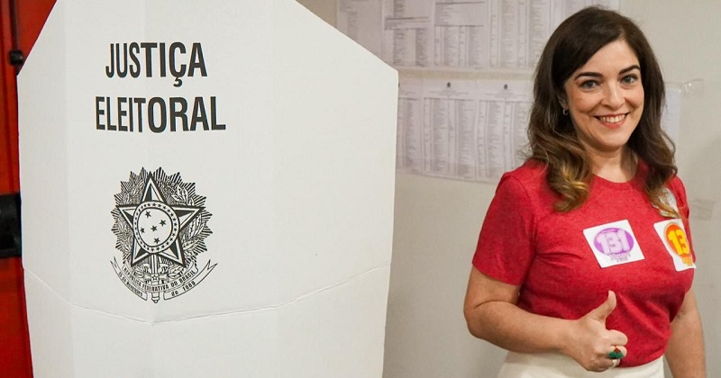 Nazaré Araújo, candidata ao Senado, vota no Ministério Público do Trabalho