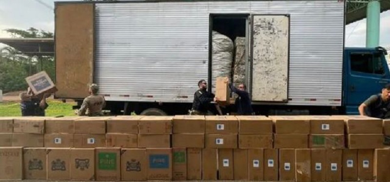 Três pessoas são presas com 68 mil maços de cigarros contrabandeados em Epitaciolândia