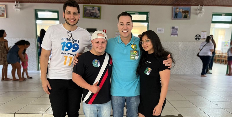 Ney Amorim vota no Instituto São José acompanhado dos filhos