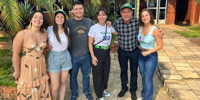 Márcia Bittar, candidata ao Senado, vota acompanhada dos filhos e do prefeito de Rio Branco