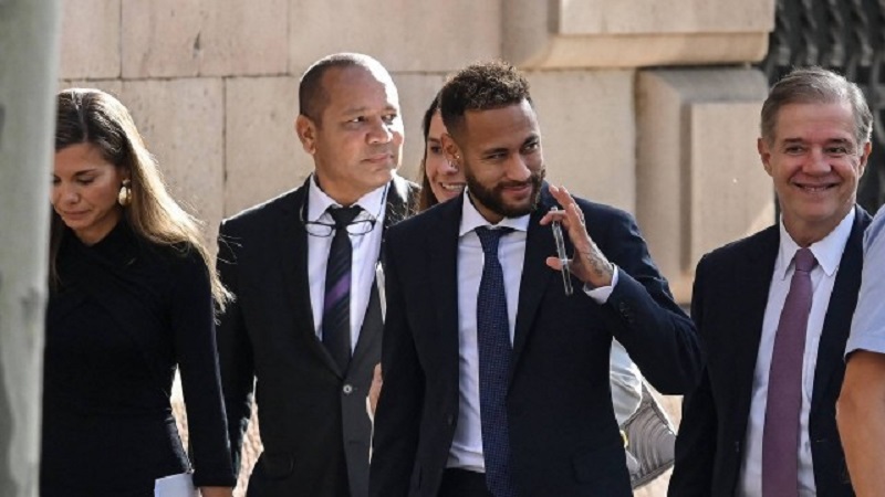 Neymar afirma em julgamento que assinava os documentos que seu pai pedia