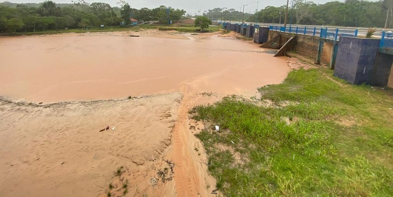 Igarapé Preto: ponto turístico de Cruzeiro do Sul é tomado por lama durante execução de obra