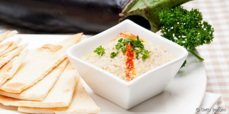 Babaganuche: uma salada feita de purê de berinjela assada, tahine pasta de gergelim e suco de limão