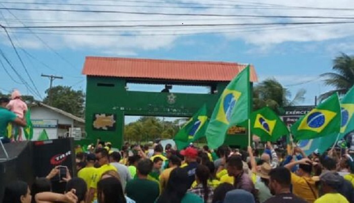 Juiz determina que manifestantes bolsonaristas sejam retirados da frente do 4º BIS em Rio Branco