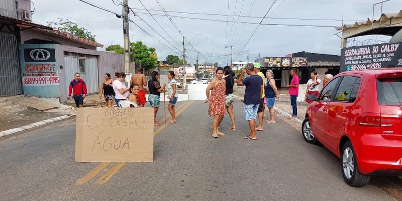 Sem água há 30 dias, moradores fecham rua Isaura Parente na manhã desta quarta-feira