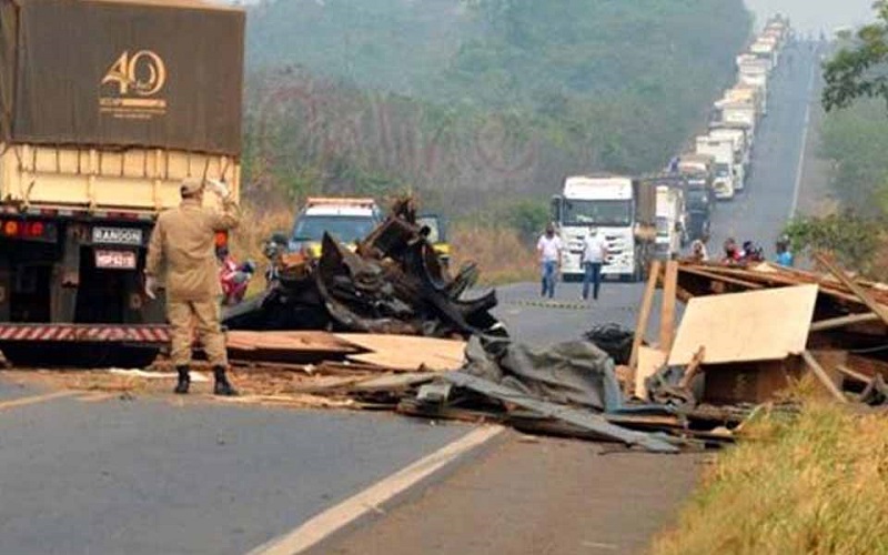 Polícias desobstruem BR-364 em Rondônia, e caminhões estão chegando a Rio Branco