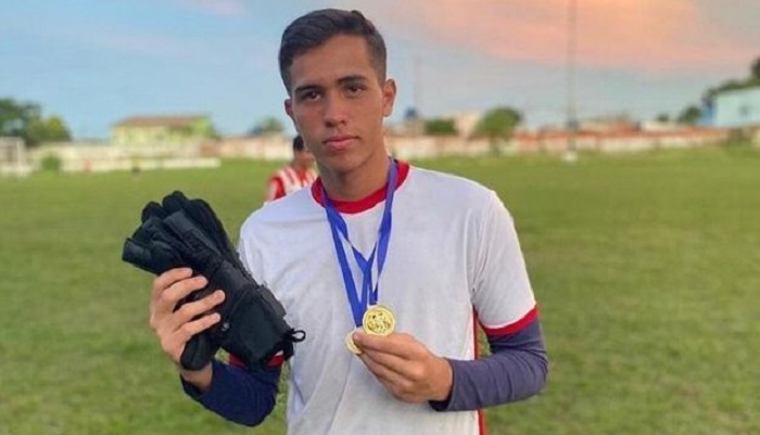 Goleiro do Galvez, de 19 anos, morre após sofrer mal súbito durante partida de futebol