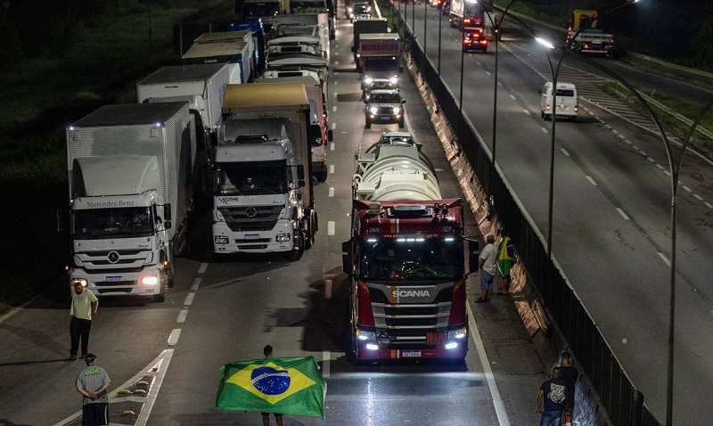 Bloqueios em rodovias do país podem afetar transporte de oxigênio para hospitais