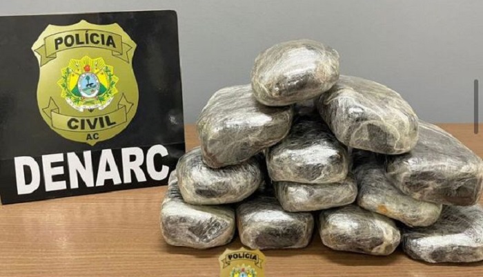 Polícia Civil apreende 12kg de cocaína escondida dentro de ônibus em Cruzeiro do Sul