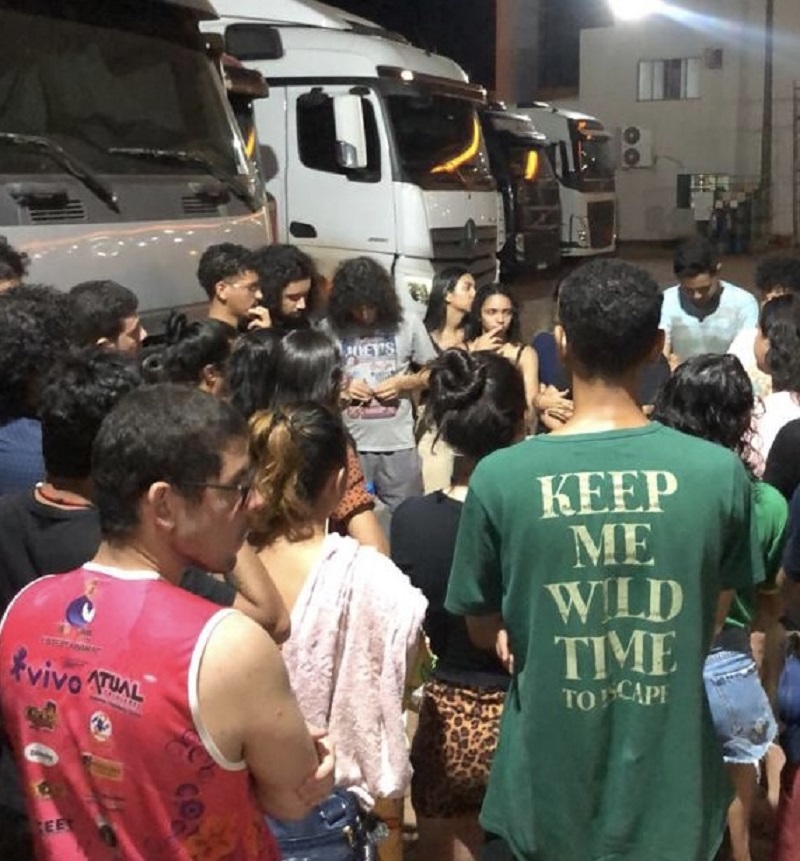 Estudandes de Psicologia da Ufac estão parados há quatro dias na BR-364 devido a bloqueios de manifestantes