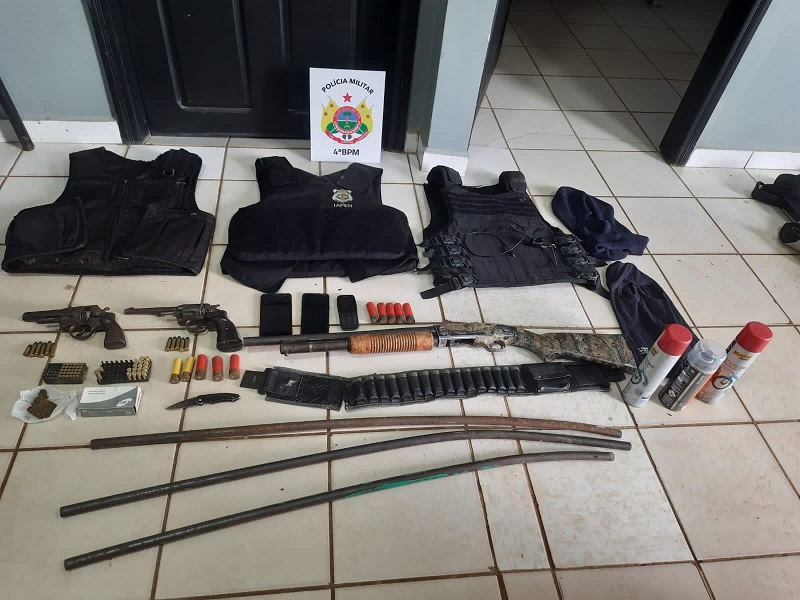 Operação da PM em Senador Guiomard apreende armas de fogo e coletes basilísticos