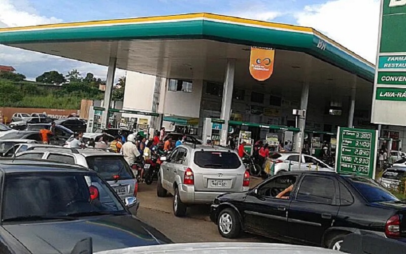 Postos em Rio Branco tem filas para abastecer e falta de gasolina devido a bloqueios na BR-364