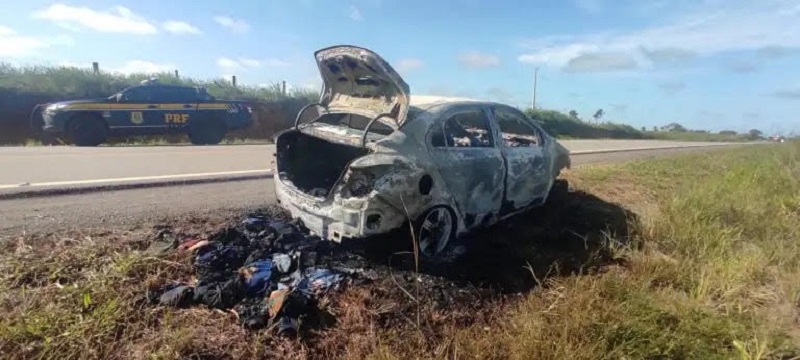 Durante assalto, homem é amarrado em mata e tem carro incendiado na BR-317