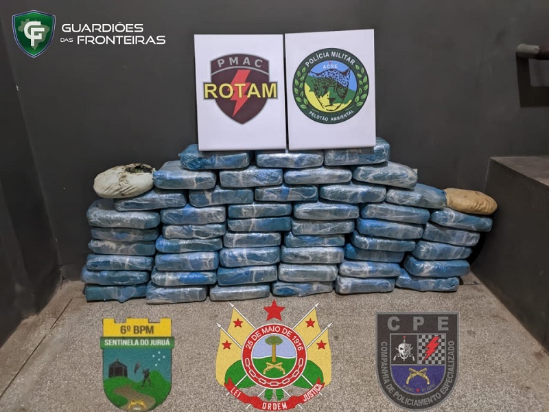 Passageiro é preso por falsidade ideológica e PM apreende 50 kg de drogas na BR-364, no Acre