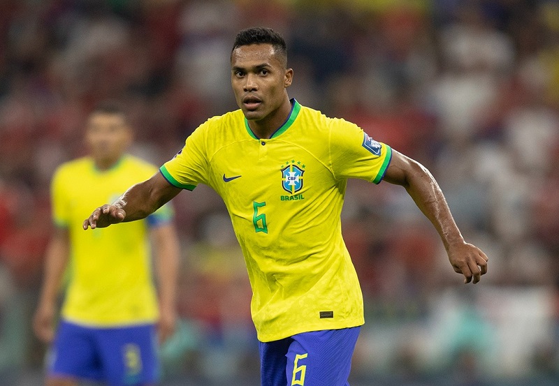 Alex Sandro deve ficar fora das quartas de final contra a Croácia, diz Tite
