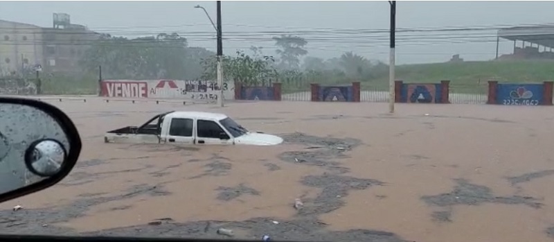 Bairros de Rio Branco ficam alagados devido ao volume de chuvas nesta sexta-feira