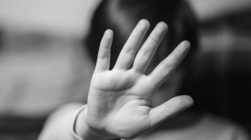 Em Feijó, mulher é presa após espancar os filhos de três e sete anos