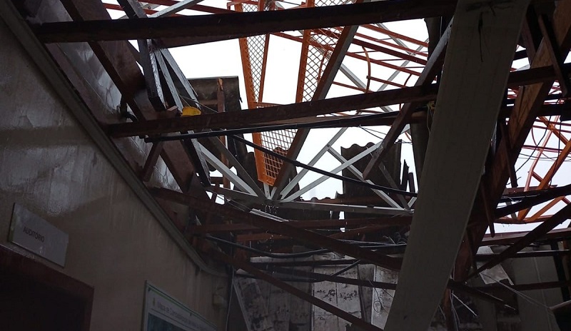 Chuva forte em Rio Branco causa destelhamentos, queda de árvores e de torre de telefonia