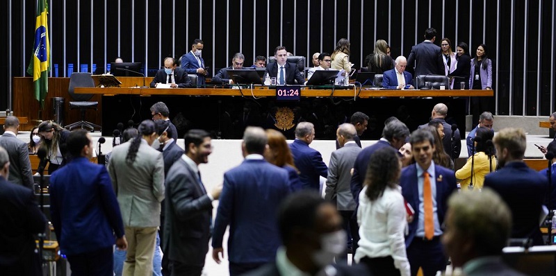 Piso salarial de enfermagem é aprovado em comissão especial da Câmara