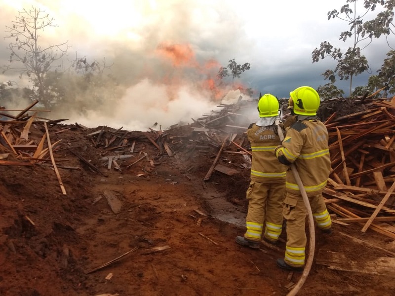 Incêndio de grandes proporções atinge madeireira em Rio Branco