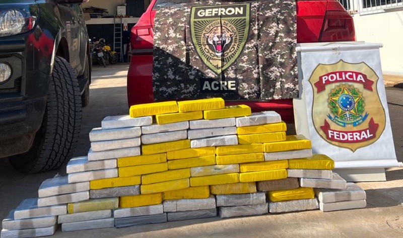 Homem é preso com 70 kg de drogas em carro na BR-317, no Acre