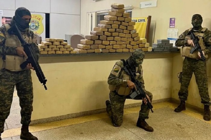 Dois homens são presos com mais de 100 kg de cocaína e skunk na BR-317