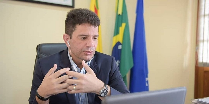 Gladson anuncia que escolas ficarão abertas durante o recesso para que alunos possam se alimentar