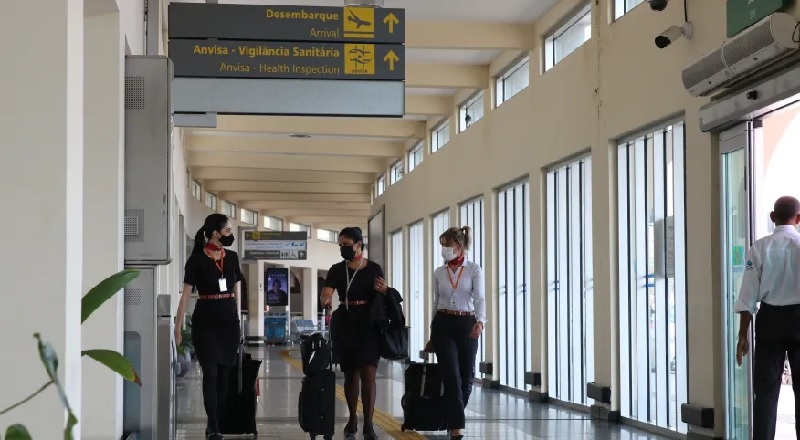 OMS pede que viajantes usem máscaras contra nova variante da covid-19