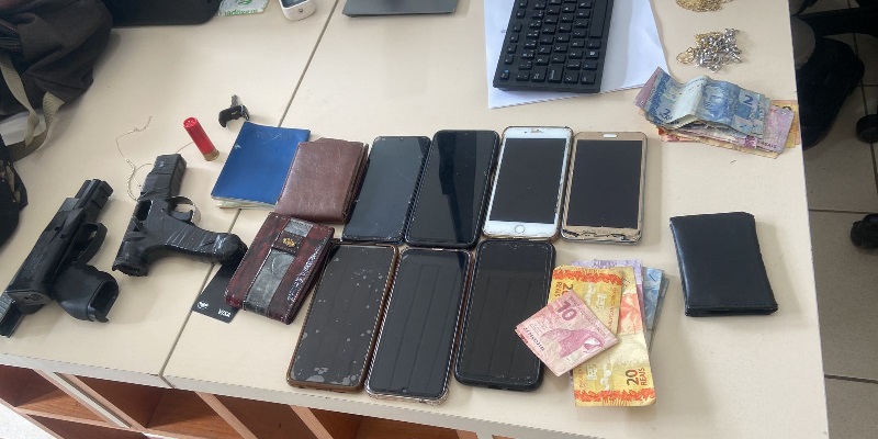 Três homens são presos após realizarem assalto em ônibus da Cidade do Povo neste sábado