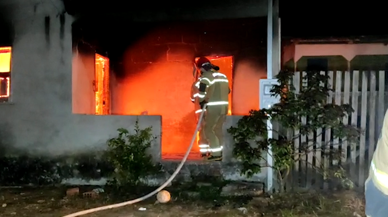 Família tem residência incendiada por organização criminosa na região da baixada da Sobral