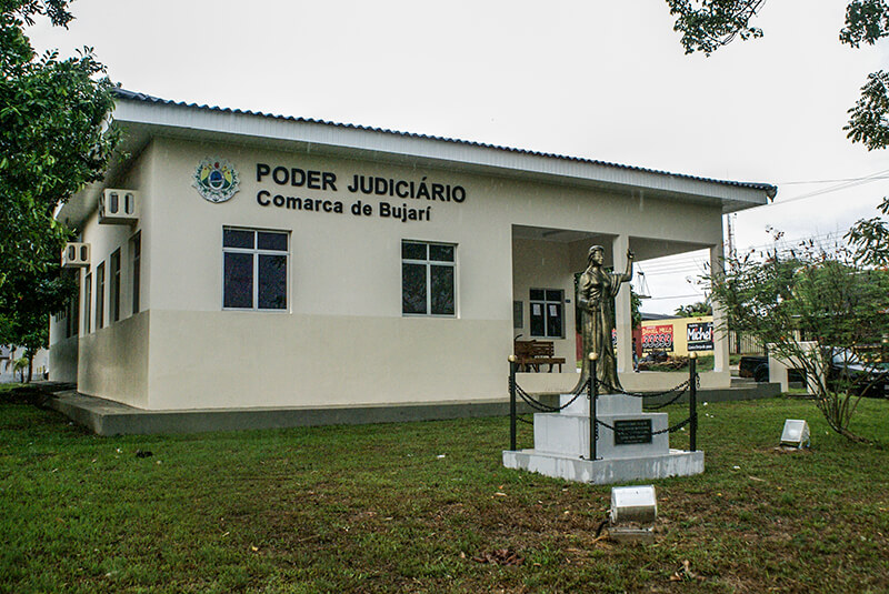 No Bujari, justiça suspende cobrança por registro tardio de nascimento