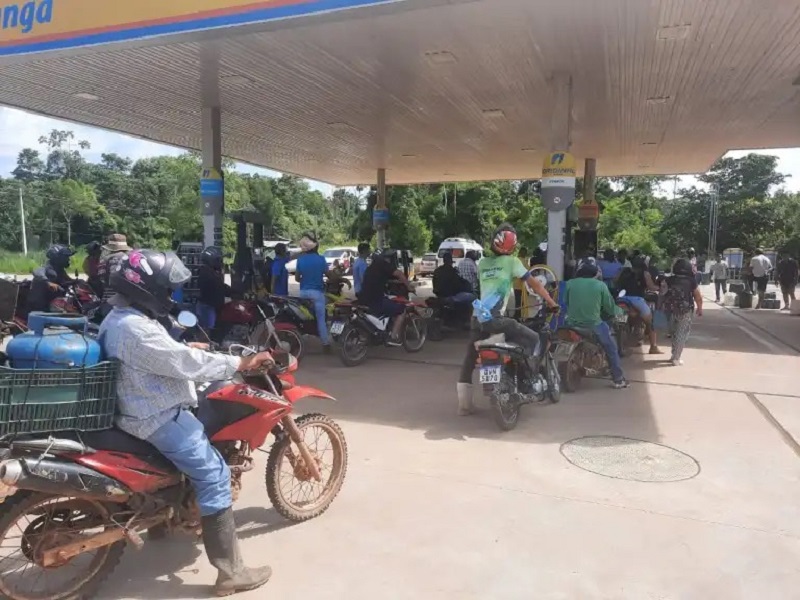 Peruanos lotam posto de gasolina no Acre em busca de combústivel para revender no país vizinho