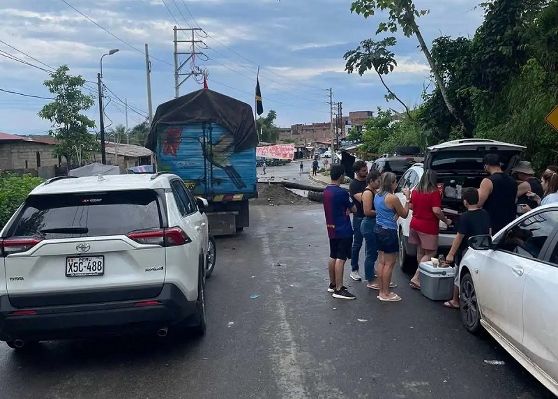 Grupo com 25 brasileiros continua impedido de sair do Peru devido a bloqueios de manifestantes no país