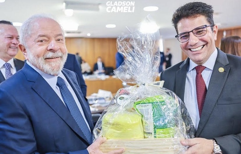 Gladson leva para Lula cesta com produtos regionais do Acre durante Fórum dos Governadores em Brasília