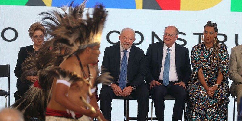 Lula sanciona lei que equipara crime de injúria racial ao racismo