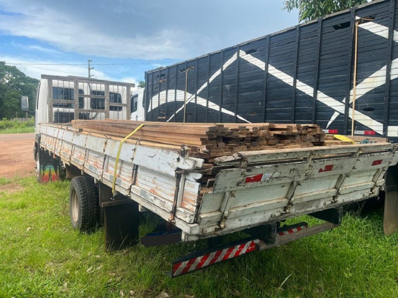 Madeira nativa sem documentação legal é apreendida em veículo na BR-364