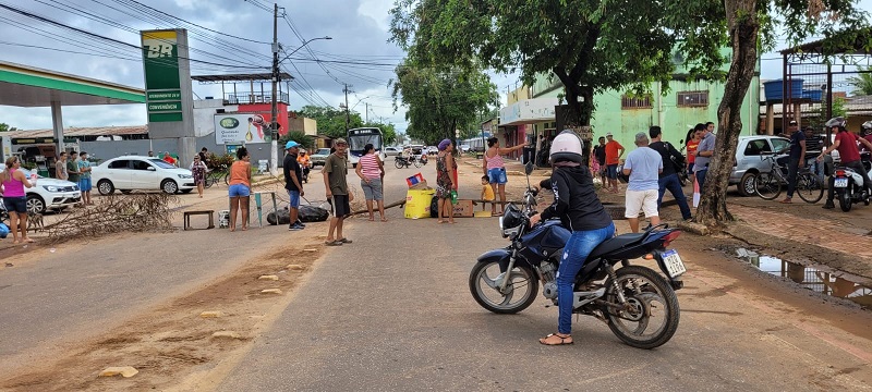 Moradores fecham Avenida Sobral após não terem reivindicações atendidas pela Prefeitura de Rio Branco