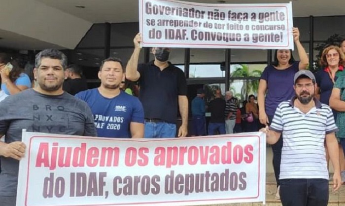 Primeira sessão na Aleac é marcada por manifestação dos candidatos aprovados no Idaf