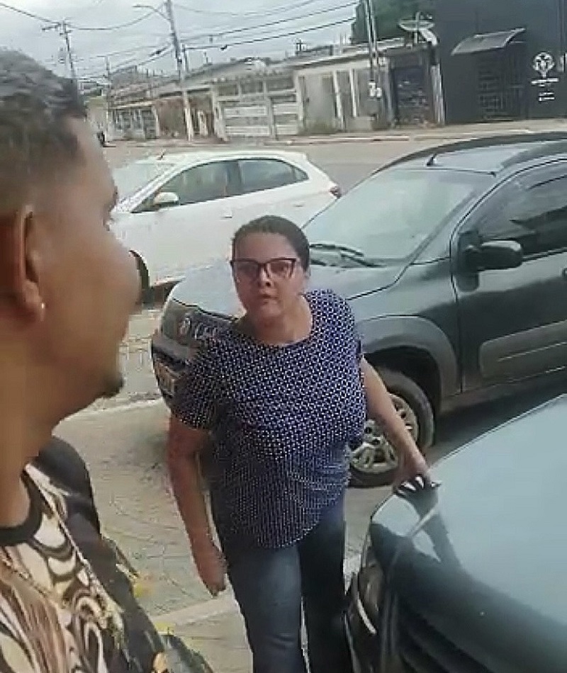 Motoboy registra momento em que sofre ataques racistas em Rio Branco