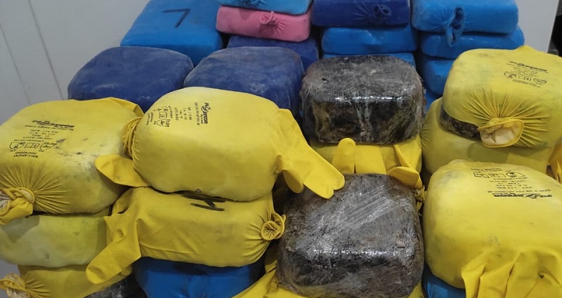 No interior do Acre, dois homens são presos com quase 45kg de drogas escondidos em sacos de farinha