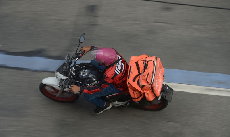 Trabalho por aplicativo será regulamentado este semestre, diz ministro Luiz Marinho