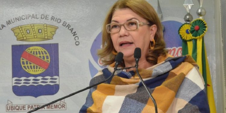 Com destino a Paraíba, vereadora de Rio Branco viaja para realizar curso de capacitação